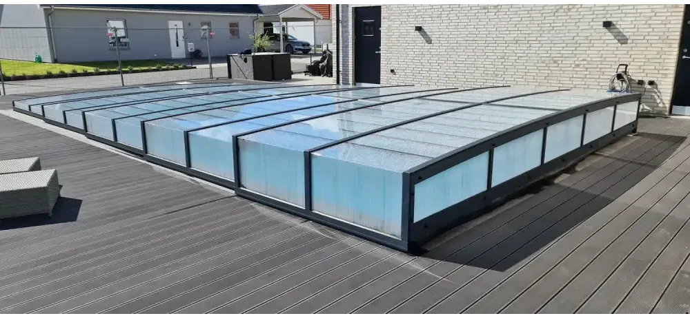 Modern Pooltak Icon i klarplast antracit med glaspaneldesign