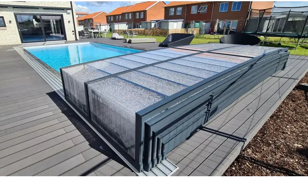 Modern pooltak Icon i klarplast antracit med glaspaneldesign