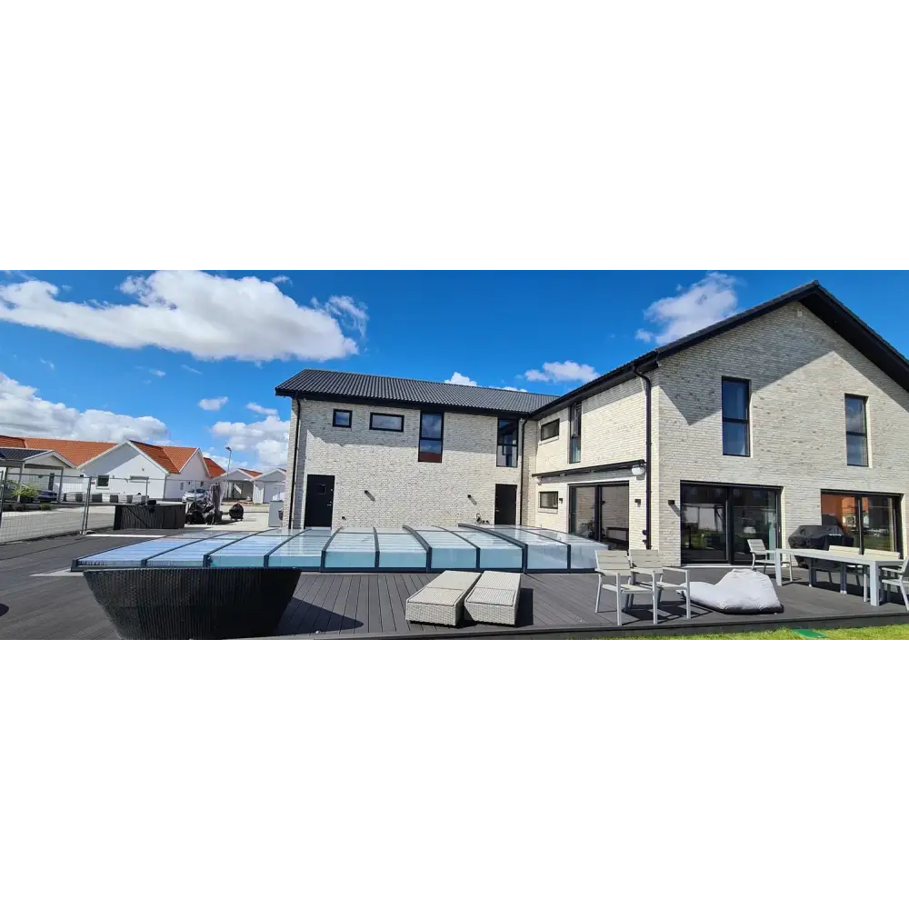 Pooltaket Icon med sarg klarplast i antracit på modern tvåvåningshus