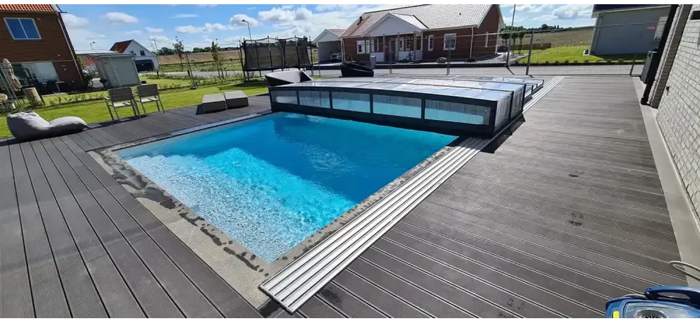 Pooltak Icon med sarg klarplast i antracit på trädeck