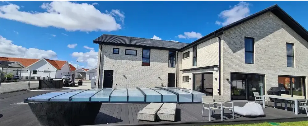 Modern tvåvåningshus med pooltak Icon i antracit klarplast