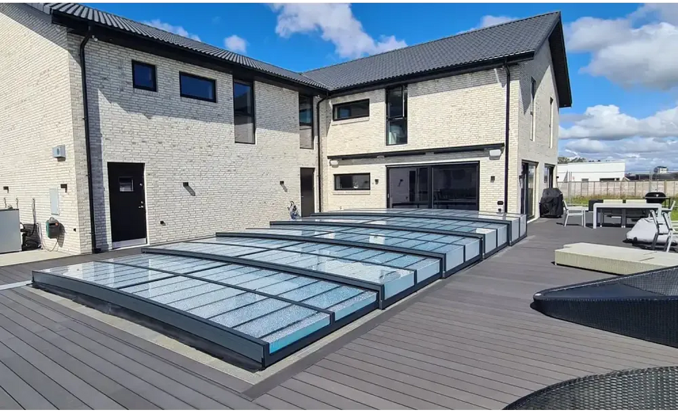 Pooltak Icon med sarg klarplast i antracit, modern glas täckt pool
