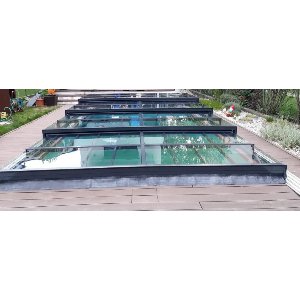 Sarg klarplast antracit glastakpaneler i tierad design över pool