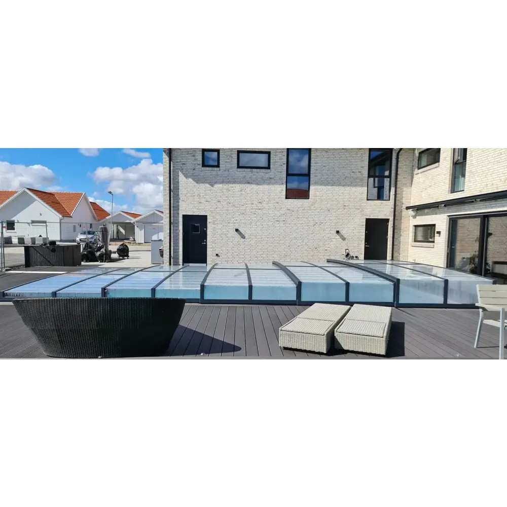 Modern sarg klarplast antracit glastakpaneler med svart ram på trädeck