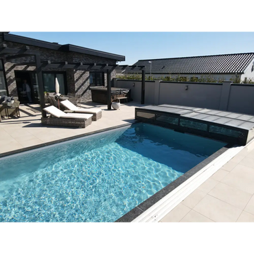 Rektangulärt pooltak icon kit s2 4x8 med klarglas sidodörr enkelskena antracit vid pool med svart kant och modern inredning