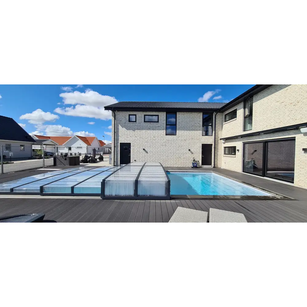 Modern inglasad pool med klart blått vatten och pooltak icon kit