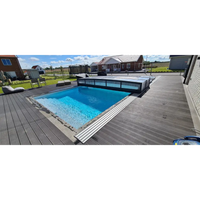 Rektangulär pool med klart blått vatten, grå trädeck och modernt glastak i Pooltak Icon Kit