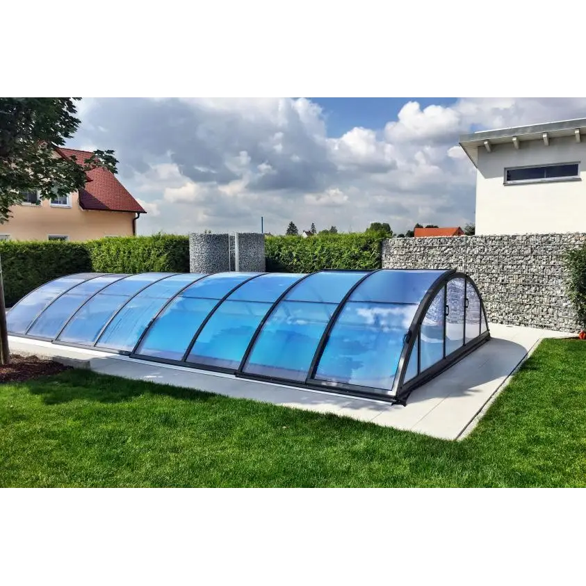 Elegant bågformat pooltak med extra starka profiler i blå kurvad glas och svart ram