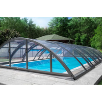 Elegant bågformat pooltak med extra starka profiler i glas och grå ram