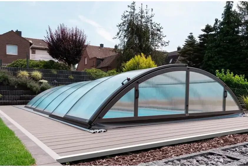 Krökt pooltäckning med extra starka profiler och blåtonade paneler