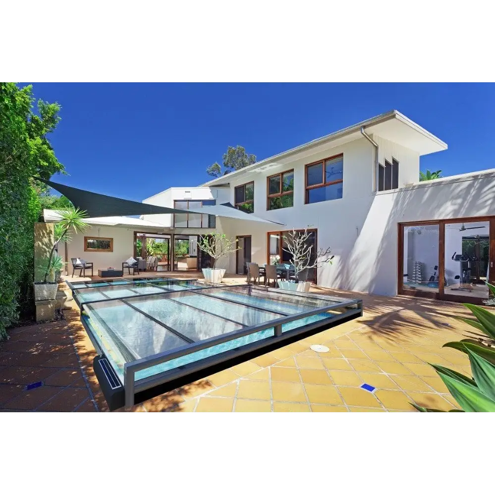 Modern vit villa med Mästare Plus 4x8 glaspooltäckning och års garanti