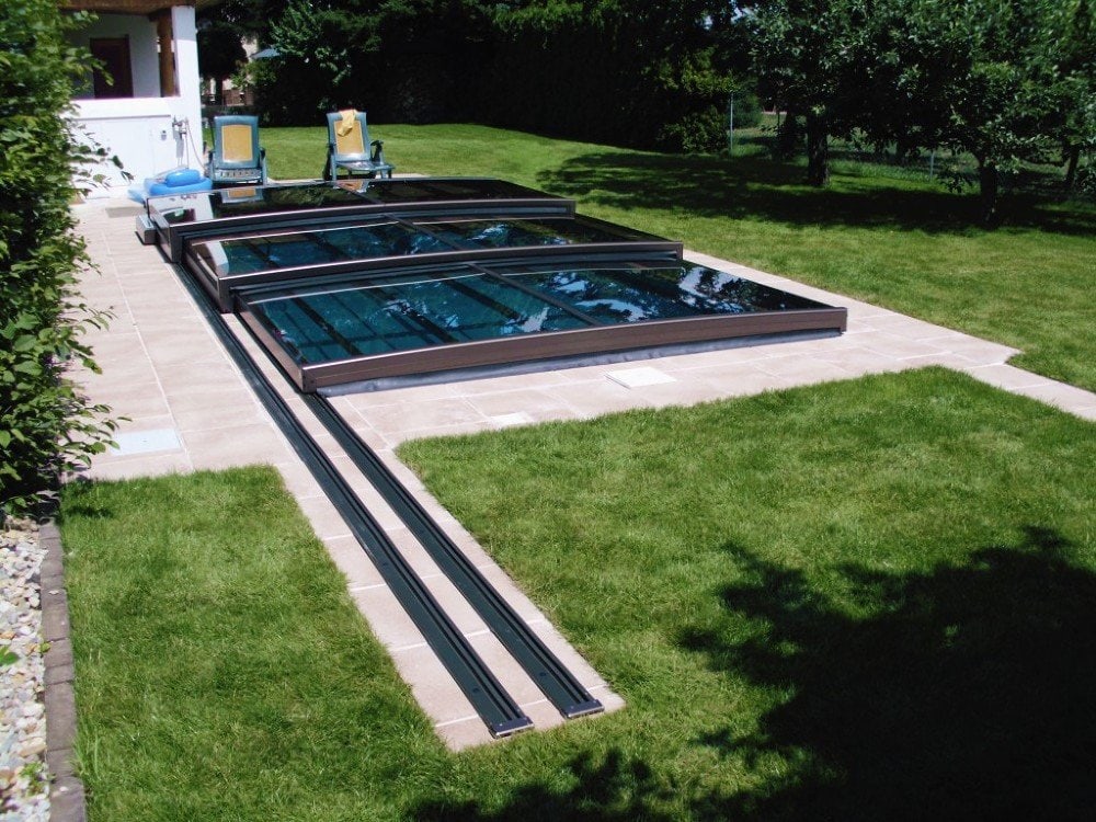 Modern glass pooltak Mästare Plus med mörkrams skenor, 5x10m