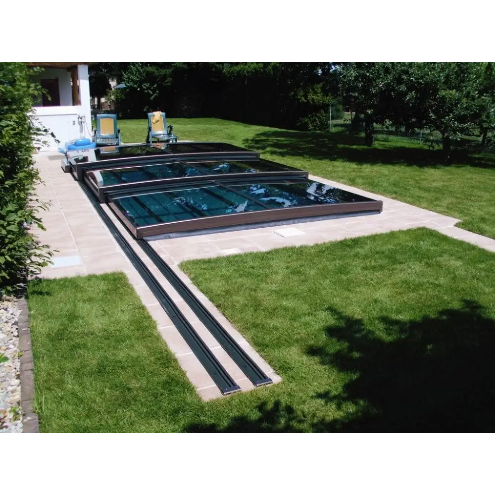 Modern pooltak Mästare Plus med glasdesign och mörk metallram