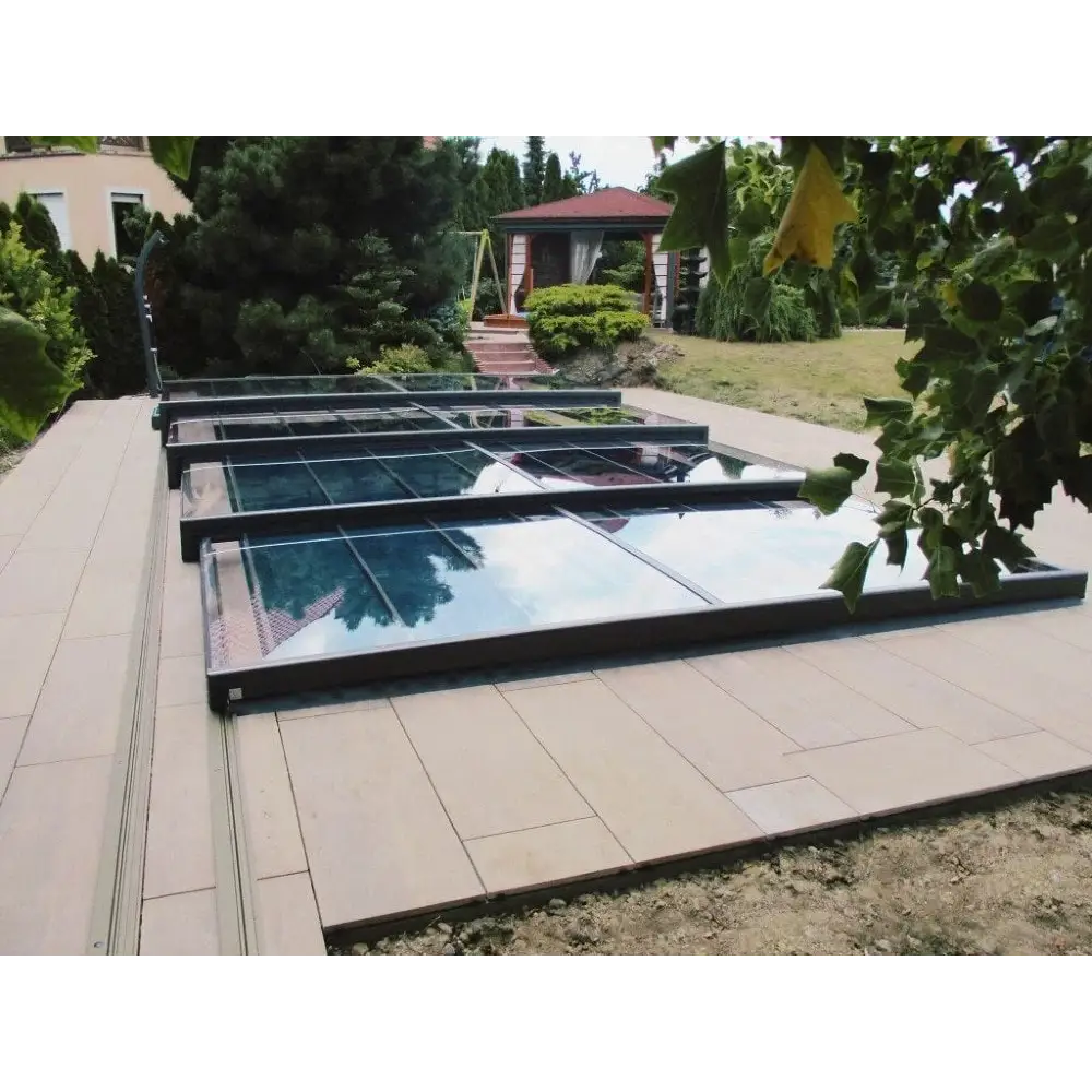 Pooltak Mästare Plus med modern svart ram och reflekterande glastak