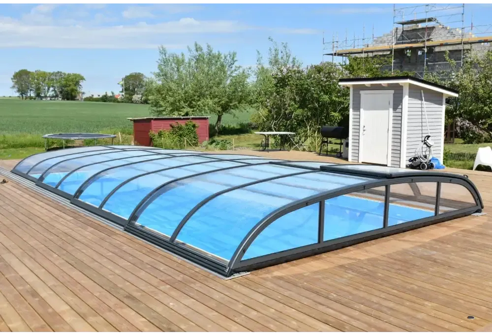 Blått glas pooltak Nivo Kit 1060B med modern bågad täckning och svart ram