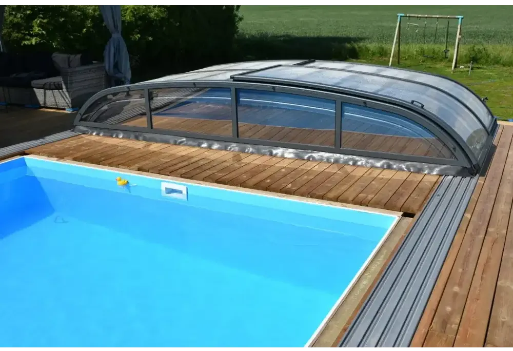 Modern pooltak Nivo Kit 650B med transparenta paneler över rektangulär pool