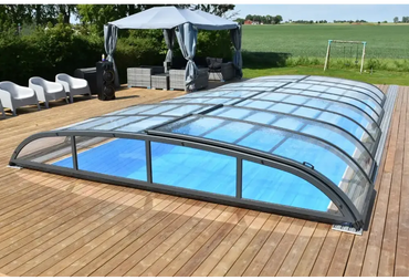 Modern pooltak Nivo Kit 650B med kurvat glas och svart ram för pooler