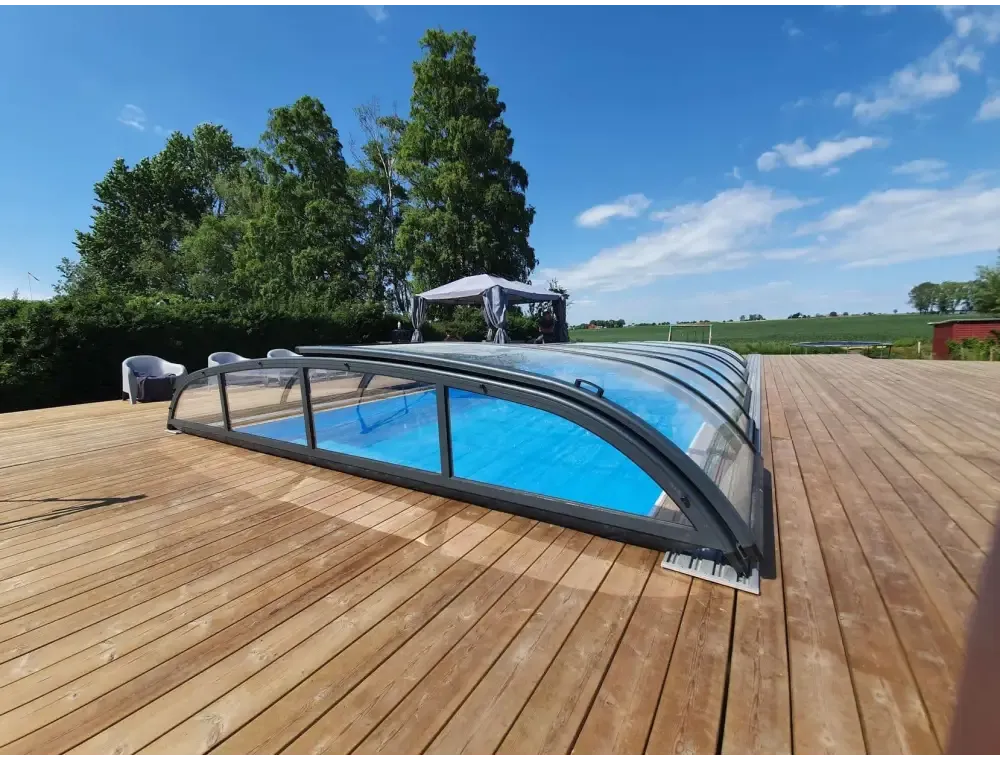 Pooltak Nivo Kit 860B med modern design och glasrutor över pool