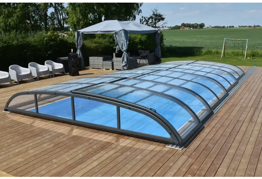 Modern pooltak Nivo Kit 860B med glasrutor över blå pool
