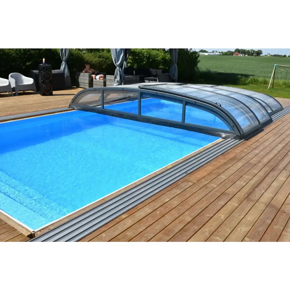 Blått rektangulärt pooltak Nivo Kit 960B med valvform och glasrutor på trädeck