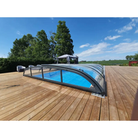 Pooltak Nivo Kit 960B med valvformad glastak över pool på trädeck