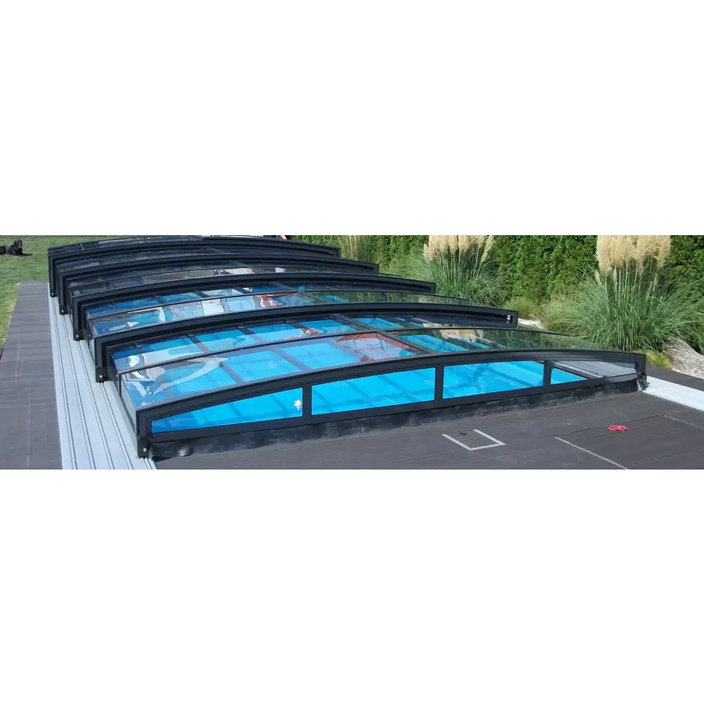 Pooltaket special med RAL7016 antracit profiler, svart ram, valvdesign