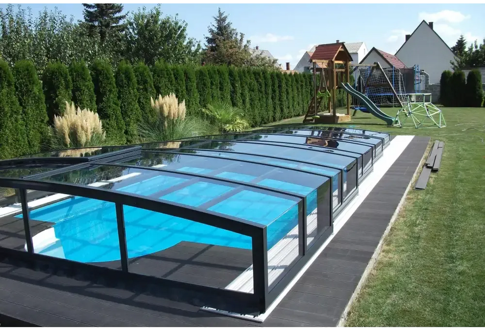 Pooltak special med böjd glasdesign och svart metallram över blå pool