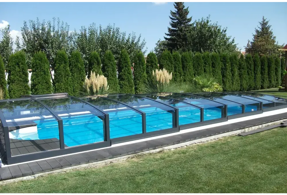 Pooltak special med böjd glasdesign, svart ram och blå poolvatten