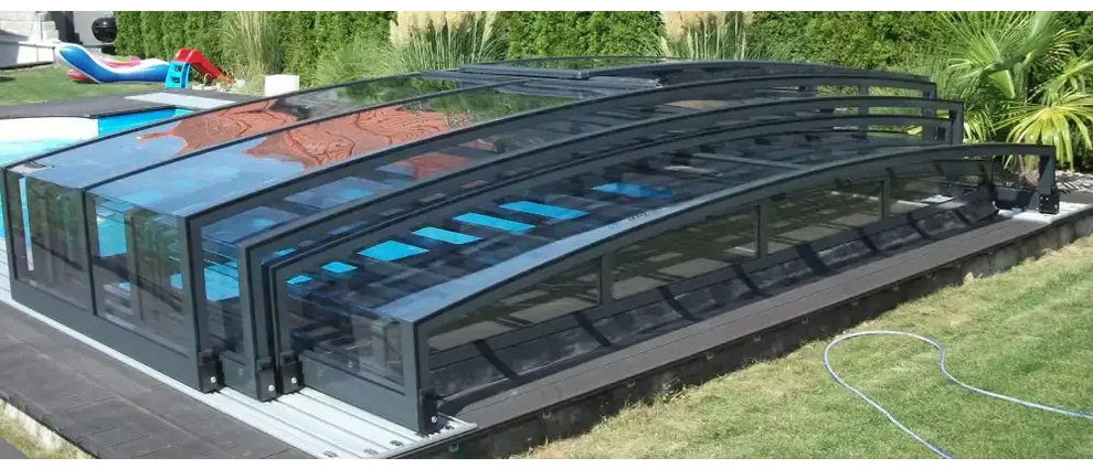 Pooltak special med böjd glasdesign och svart ram för pool 4x10