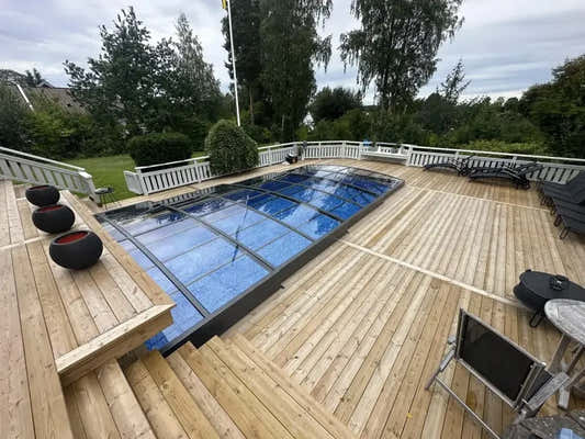 Sydney 3 x 5 -allaskate – tyylikäs muotoilu, kirkkaat paneelit, sinisen altaan yläpuolella