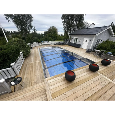 Pooltak Sydney med enkelskena antracit ena sidan, rektangulärt med glas och blåvatten på trädeck