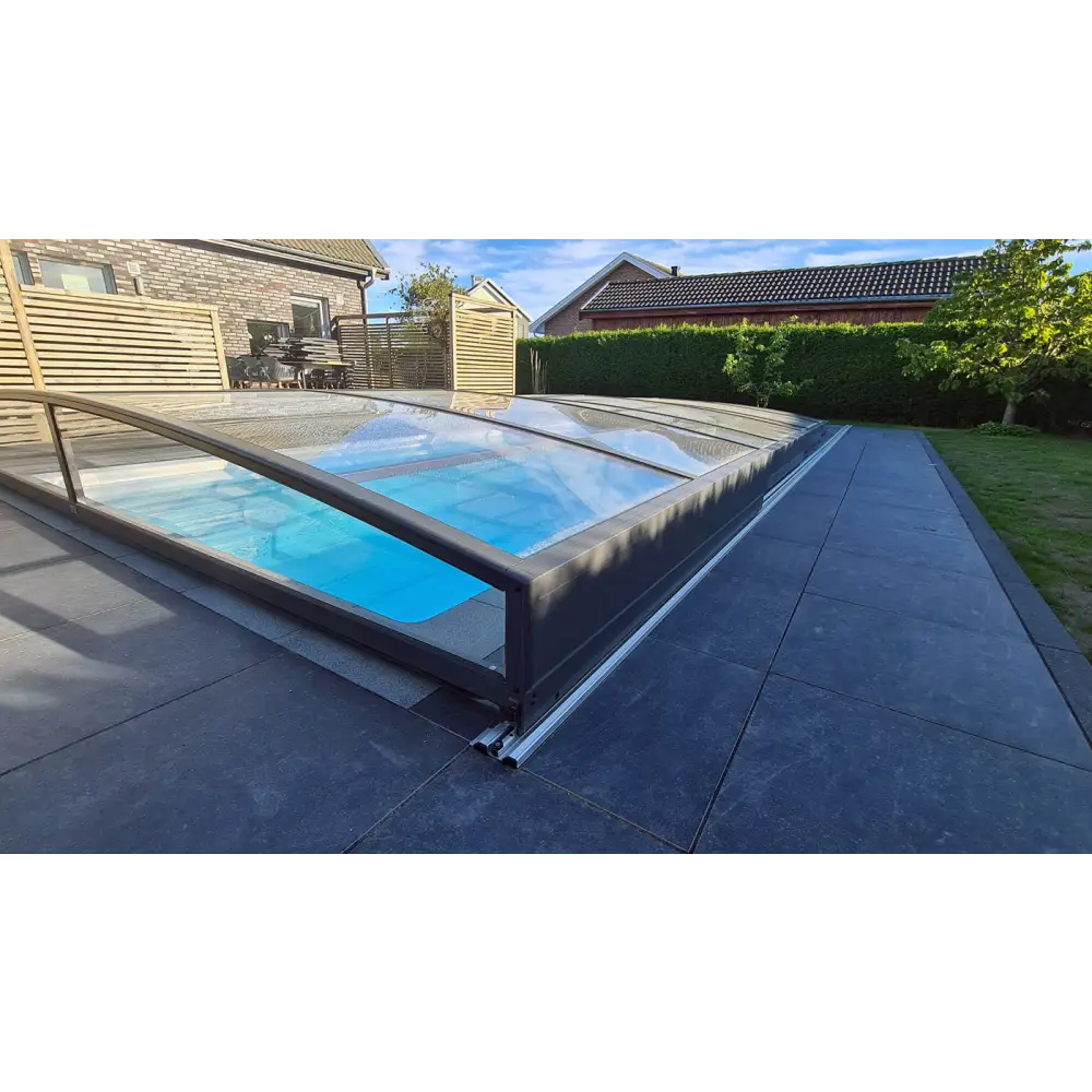 Pooltak Sydney i blåtonat glas med slank metallram för bygga pool