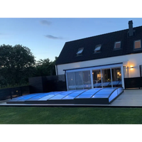 Pooltak Sydney i blåtonat glas med slank svart ram och kurvade kanter