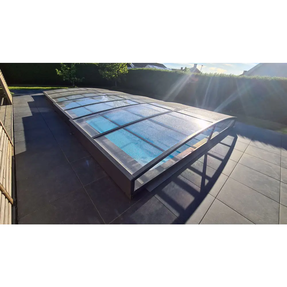 Modern pooltak Sydney i blåtonat glas med slank metallram