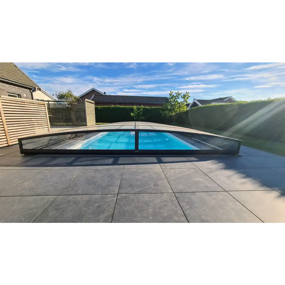 Pooltak Sydney 4x7 med modern glastak i antracit ram för sleek utomhusbruk