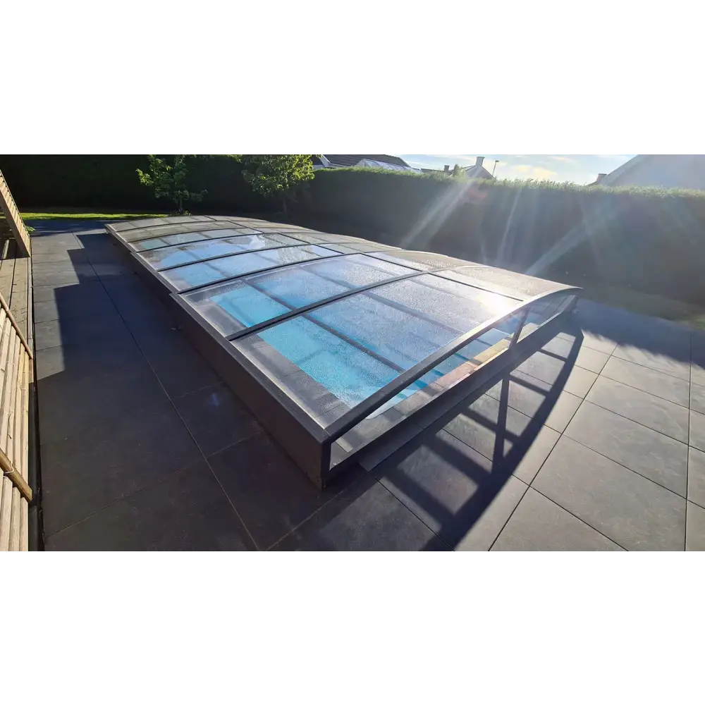 Pooltak Sydney 4x7 med modern kurvad glas och antracit ram för ultimat skydd