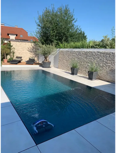 Pooltime Exclusive Overflow -allas – turkoosinsininen allasrobotti vedessä