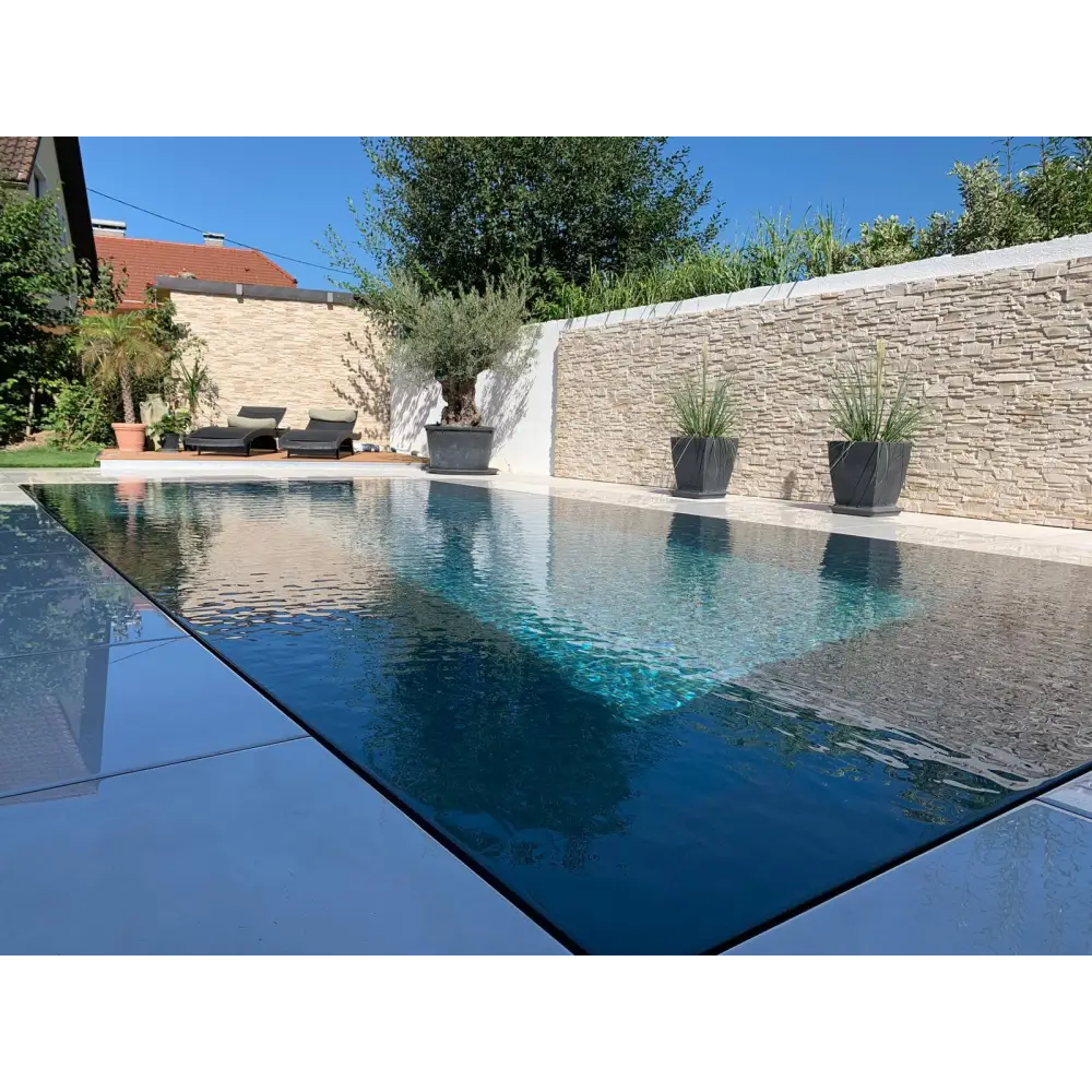 Pooltime Exclusive overflow PP pool med rektangulär form, klart blått vatten och ljusgrå kakelkant