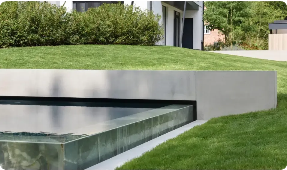 Modern minimalist betongmur med ovanmark PP pool och 20mm skimmer