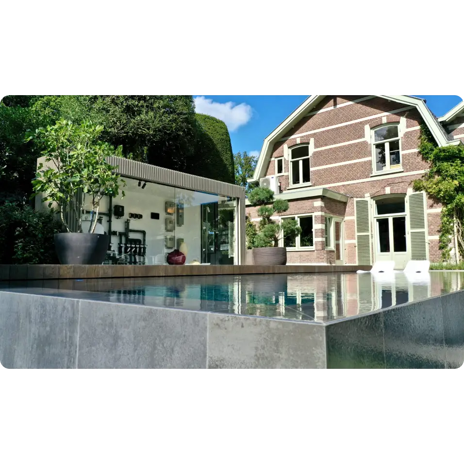 Pooltime Exklusiv ovanmark PP pool med oändlighetskant, grå sten och blå vatten