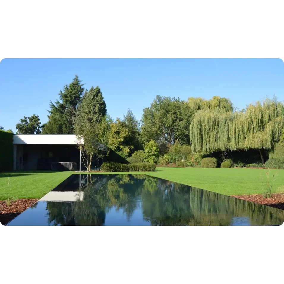 Modern vit hus med Pooltime Exklusiv ovanmark PP pool i grön omgivning