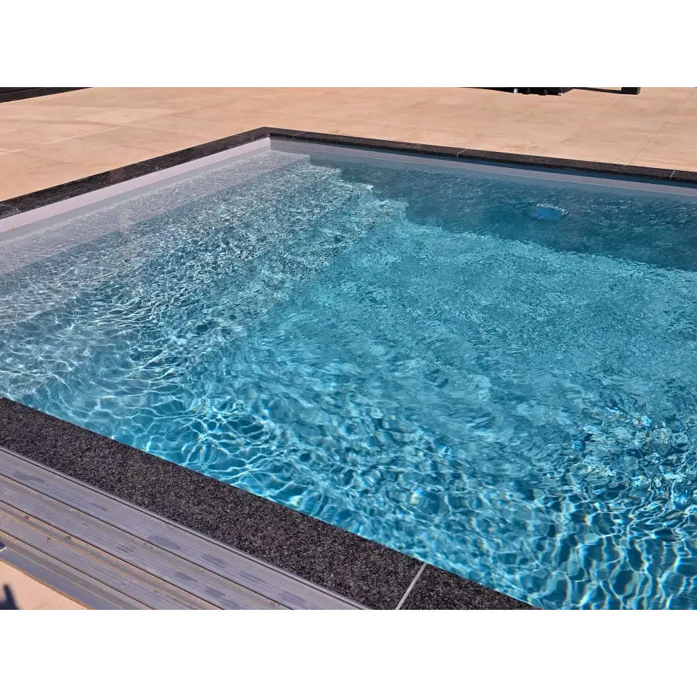 Klarblå pool med vågigt vatten och mörka kaklade kanter i pooltime exklusiv 12mm pp pool 2,6 x 6 x 1,5 m för att köpa pooltak