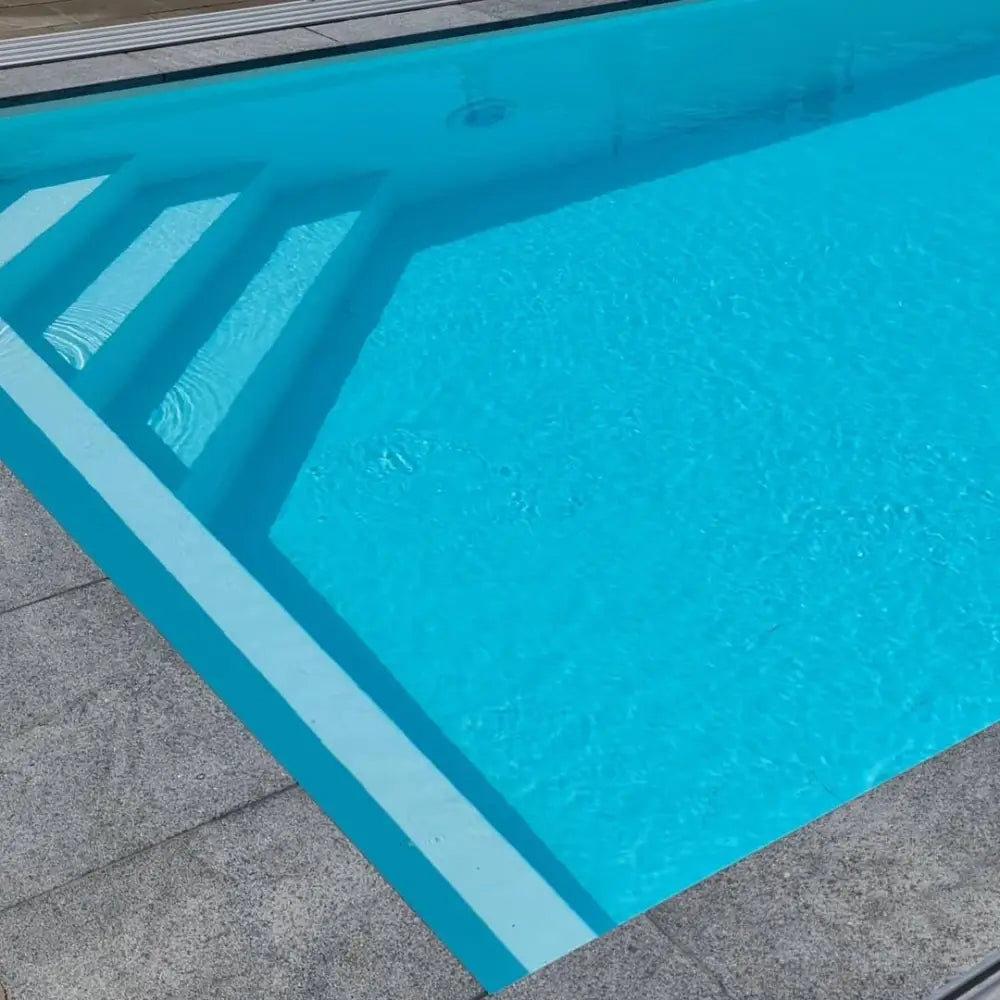 Pooltime Exklusiv 12mm rektangulär pool med turkost vatten och trappor