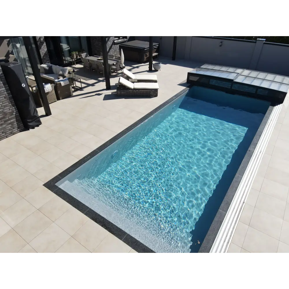 Rektangulär pool med klart blått vatten och mörkgrå kaklade kanter i pooltime exklusiv 12mm pp pool 2,6 x 6 x 1,5 m på uteplatsen