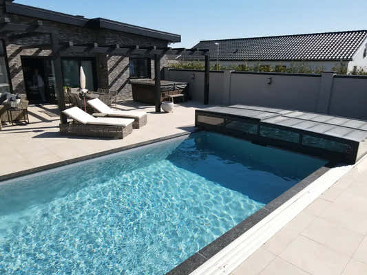 Pooltime Exclusive -PP-allas, 12 mm – 2,6 x 6 x 1,5 m, suorakulmainen muoto, kirkas sininen vesi, mustalla laatoitetut reunat, osta allas ja allaskate