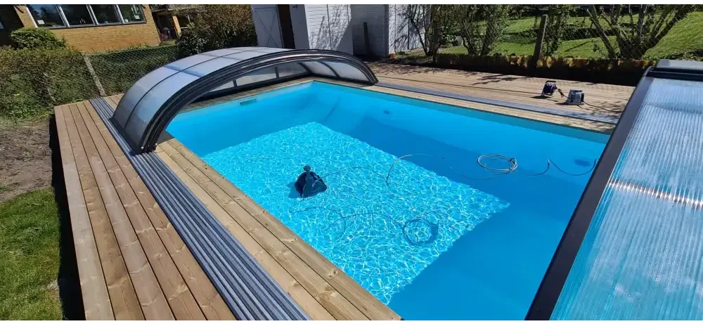 Pooltime Exklusiv 12mm rektangulär pool med turkost vatten och trädäck