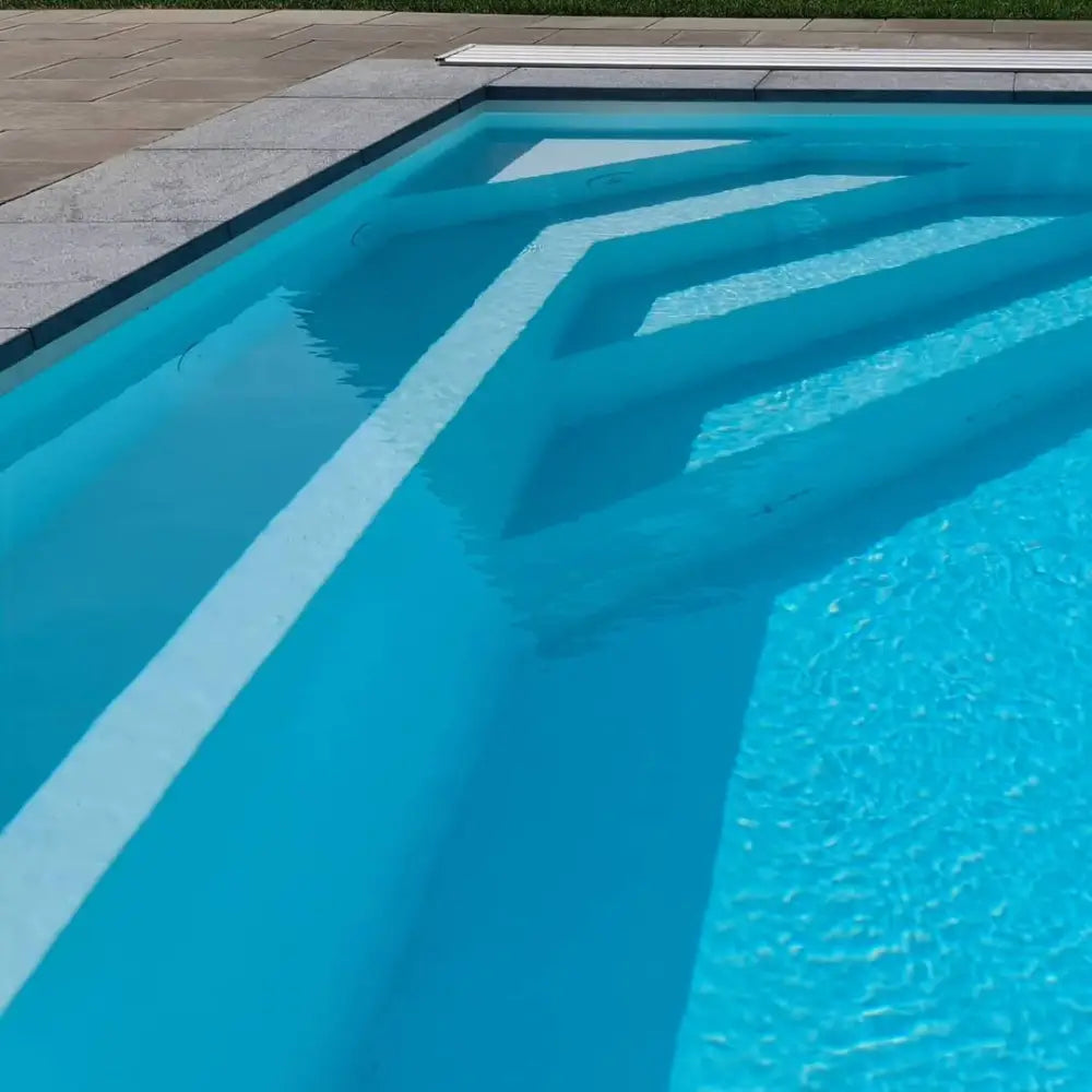 Pooltime Exklusiv 12mm rektangulär pool med turkost vatten och vita steg