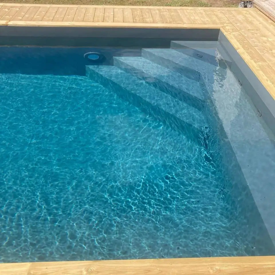 Pooltime Exklusiv 12mm rektangulär pool med turkost vatten och trädeck