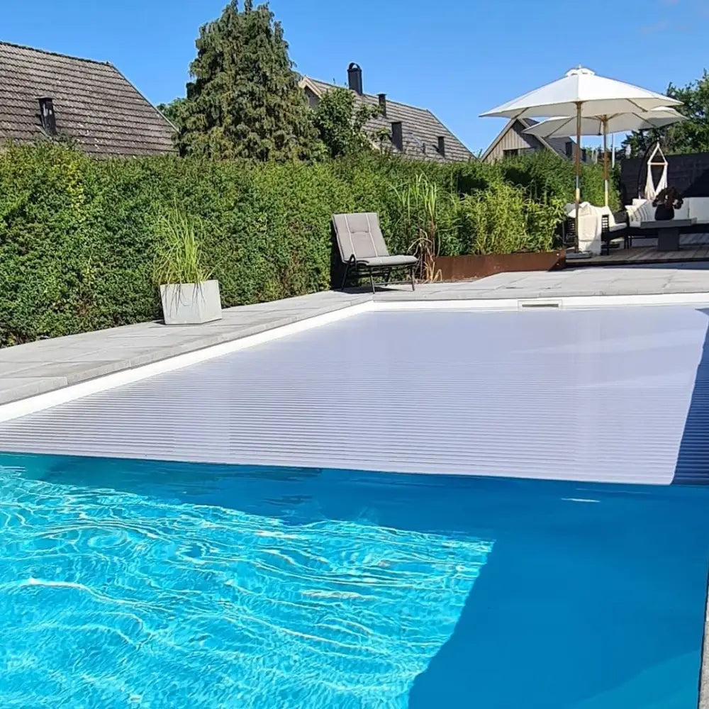 Vit randig poolöverdrag på Pooltime Exklusiv 12mm rektangulär pool med turkost vatten