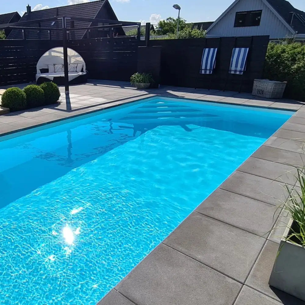 Pooltime Exklusiv 12mm rektangulär pool med turkost vatten och grå stenplattor